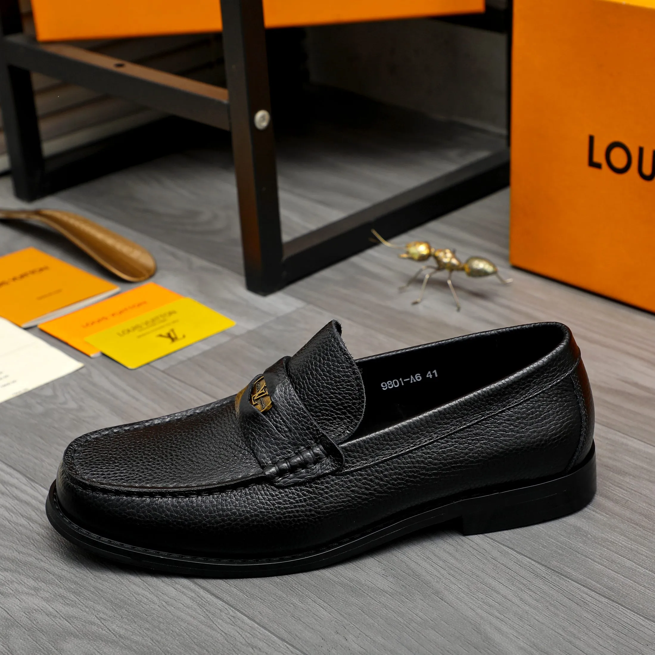 Men's shoes 💰p460 Product trademark: LV (Louis Vuitton) business slip-on leather shoes. Regular size: 38-45 (45 is custom-made and non-returnable) Product materials: Selected pebbled cowhide upper, cowhide lining, original rubber outsole